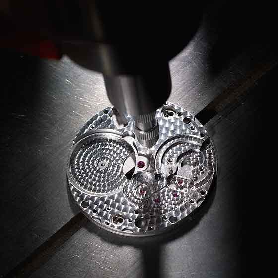 Cartier_assembling_movement_560